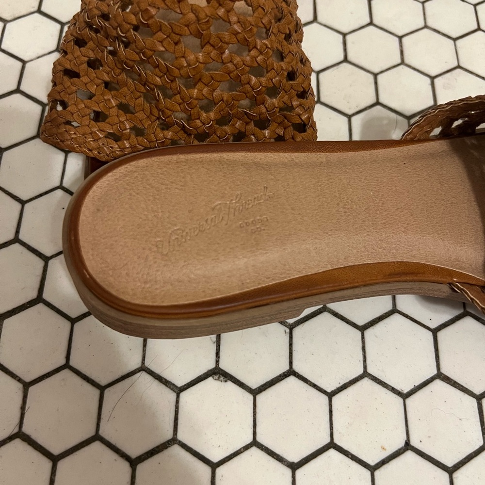 Tan Universal Thread Sandals - Picture 2 of 4